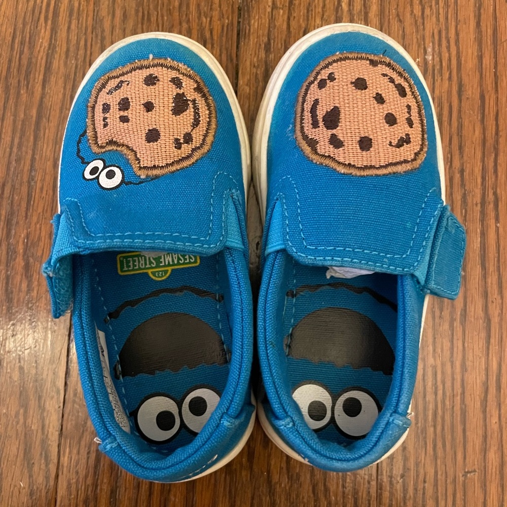 TOMS Luca Blue Cookie Monster Shoes size 6 used condition